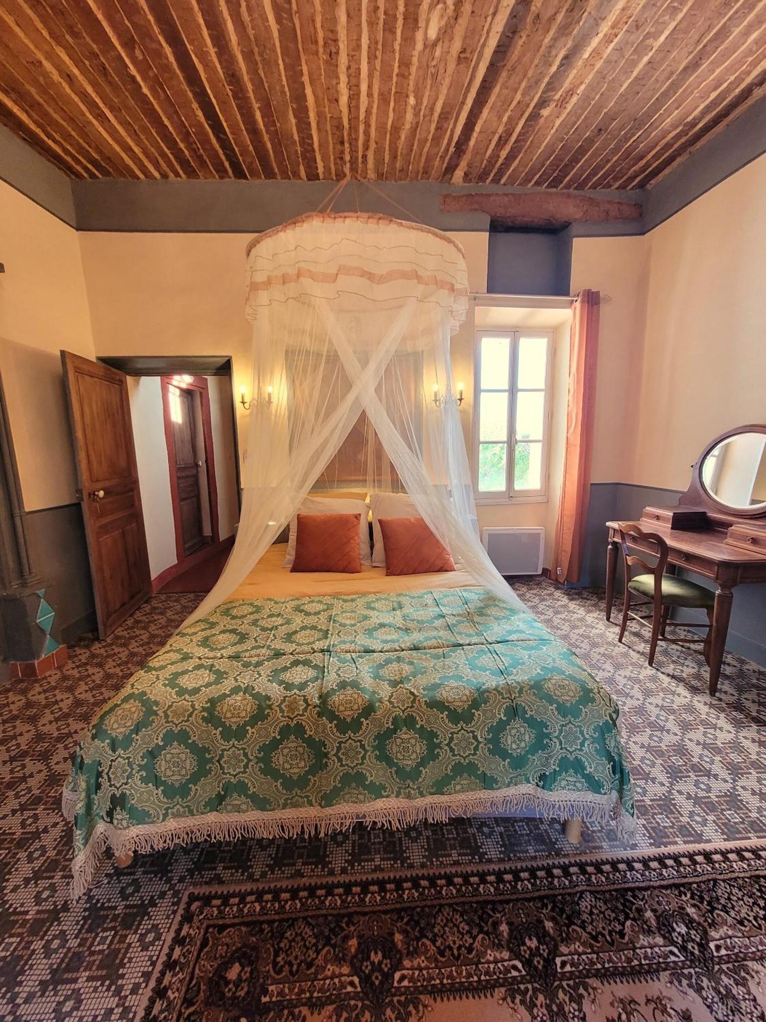 Au Puits De La Fontaine Hotel Tavernes Room photo
