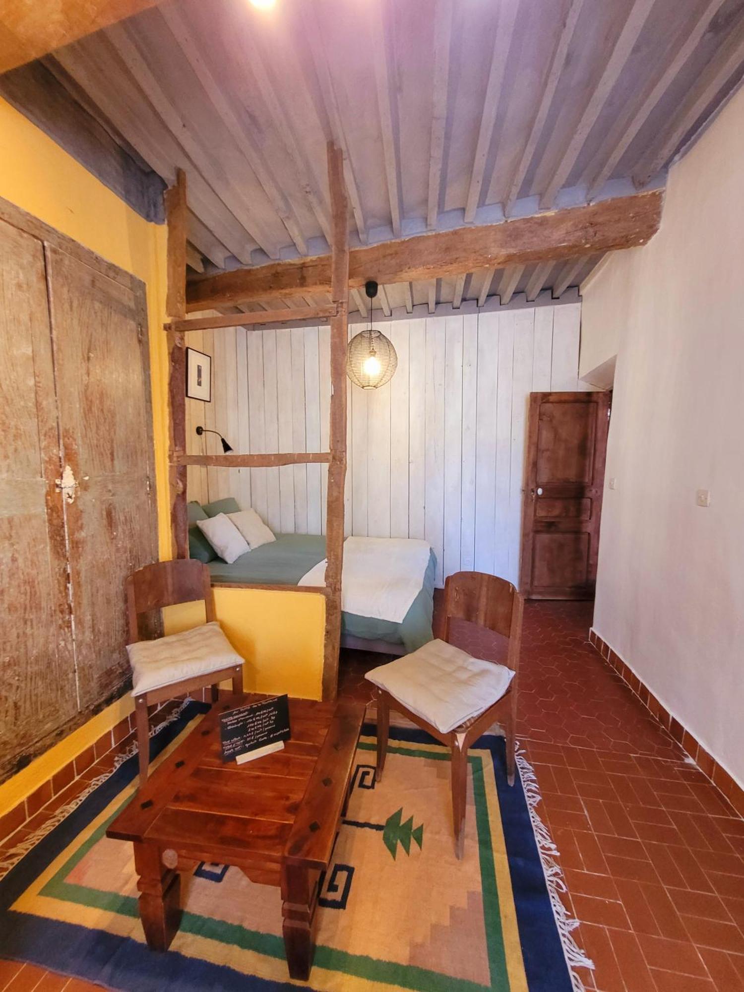Au Puits De La Fontaine Hotel Tavernes Room photo