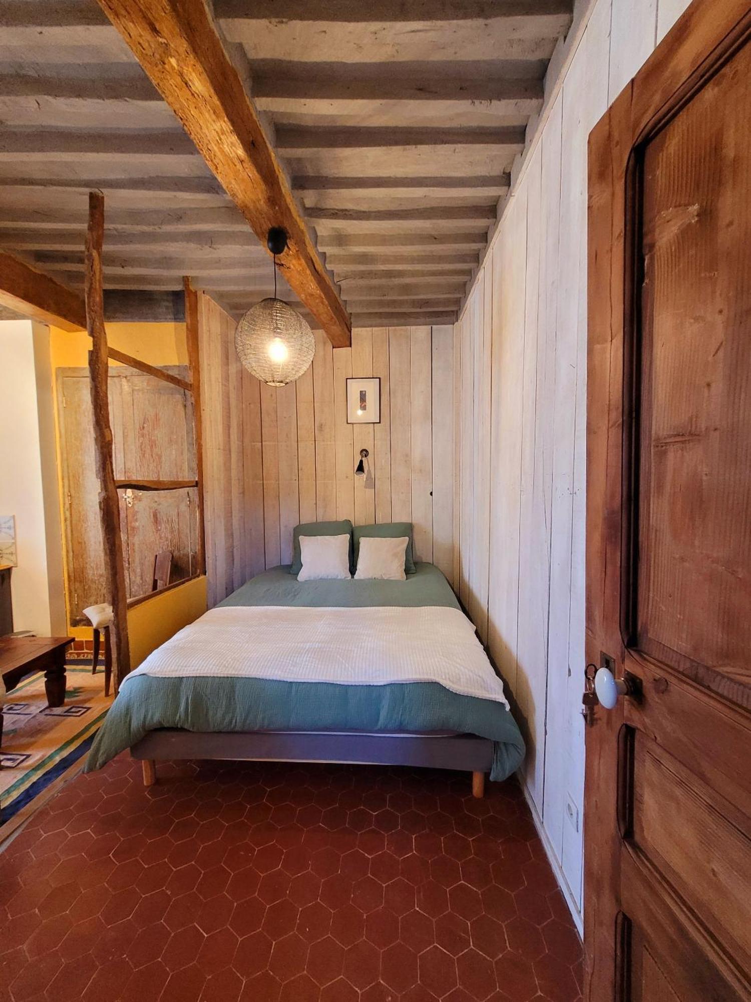 Au Puits De La Fontaine Hotel Tavernes Room photo